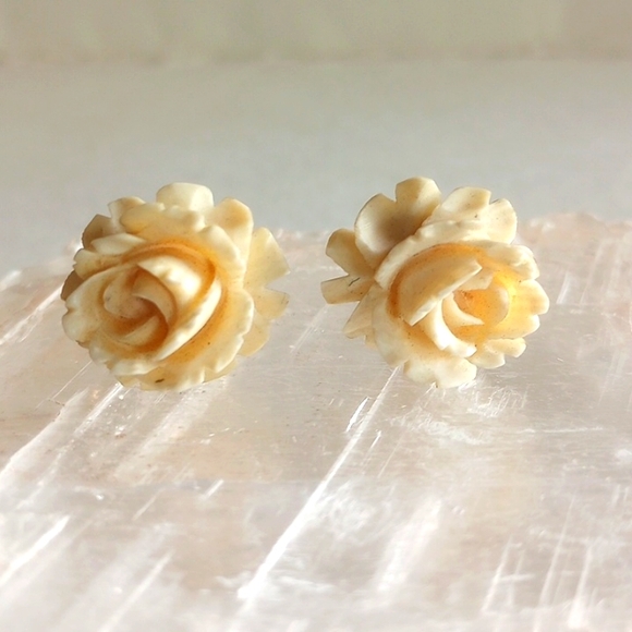 VAN DELL VINTAGE GOLD FILLED 1/20 G.F. CARVED FLOWERS SCREW BACK EARRINGS. - Picture 3 of 5